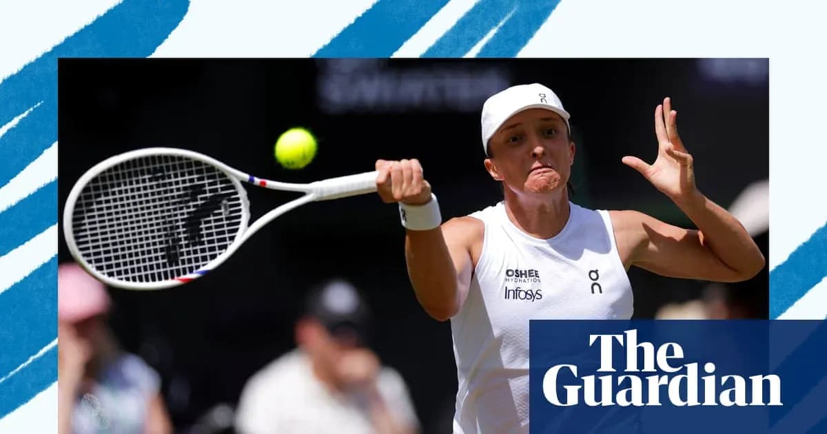 Jugadora de tenis golpeando una pelota en el aire Jugadora de tenis golpeando una pelota en el aire