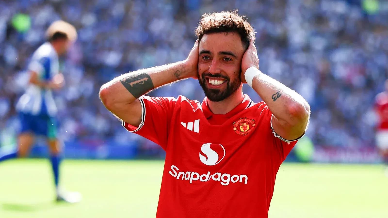 Bruno Fernandes con las manos en los oídos durante el partido Bruno Fernandes con las manos en los oídos durante el partido