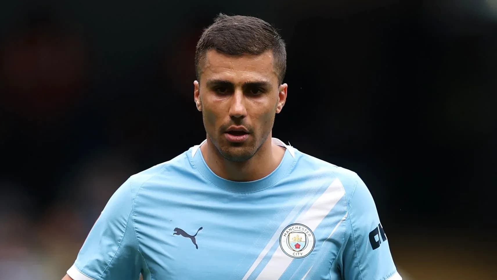 Jugador de Manchester City en camiseta azul durante partido Jugador de Manchester City en camiseta azul durante partido