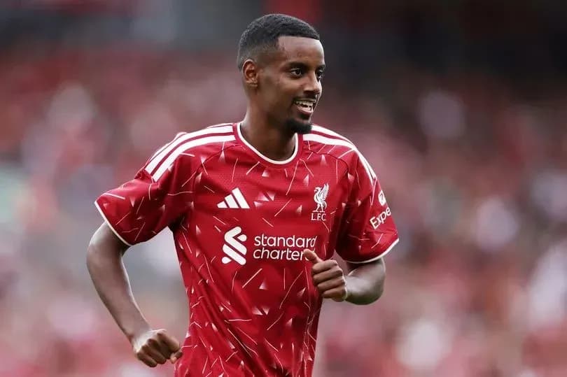 Jugador de Liverpool sonriendo durante un partido Jugador de Liverpool sonriendo durante un partido