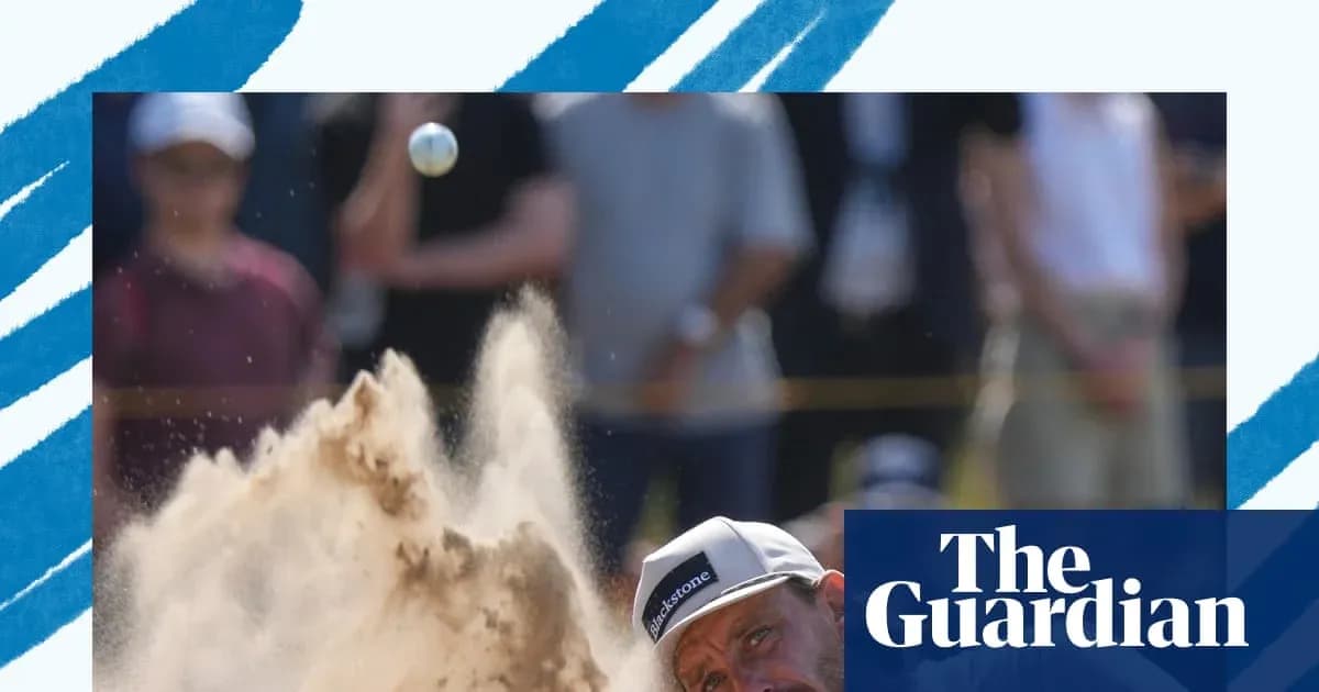 Jugador de golf golpeando una bola desde la arena Jugador de golf golpeando una bola desde la arena