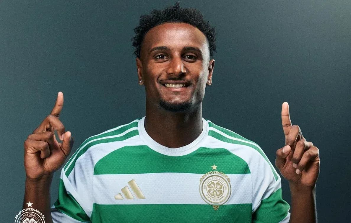 Jugador con camiseta de Celtic FC levantando un dedo Jugador con camiseta de Celtic FC levantando un dedo