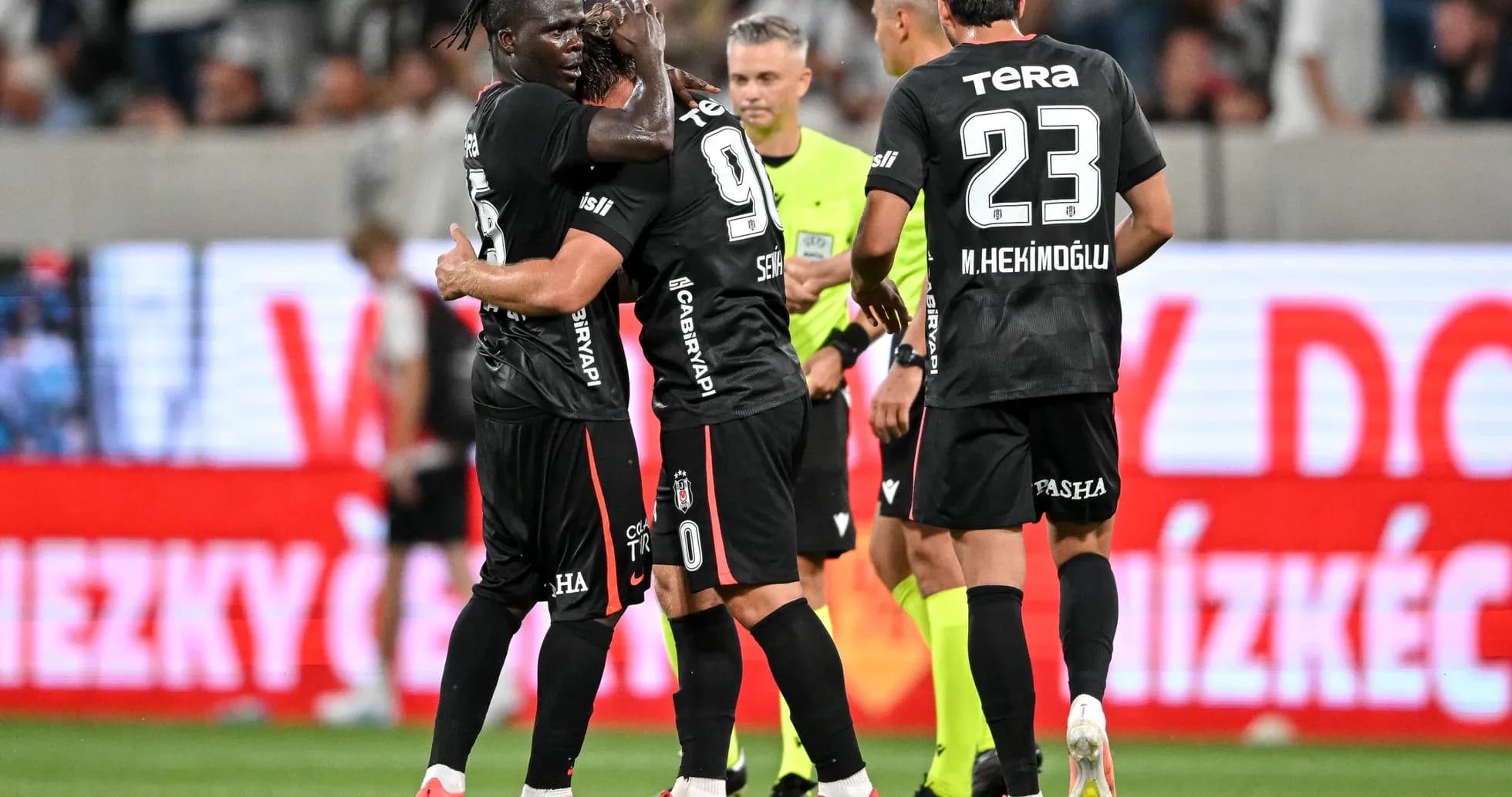 Jugadores de Beşiktaş celebrando un gol Jugadores de Beşiktaş celebrando un gol