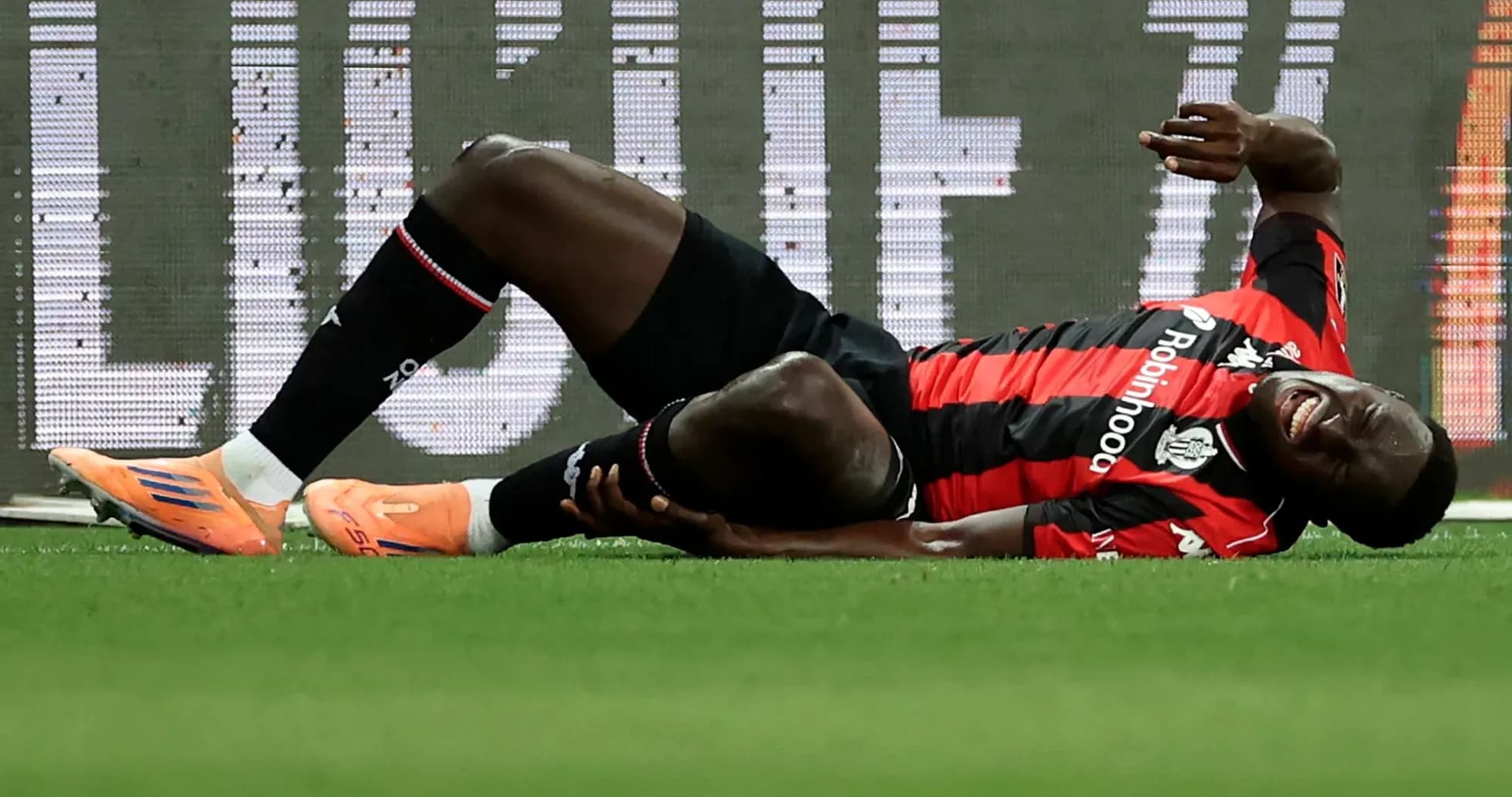 Jugador tendido en el suelo tras una lesión Jugador tendido en el suelo tras una lesión