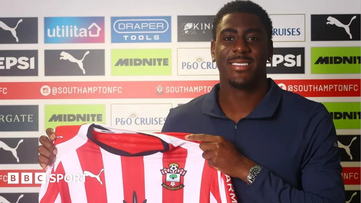 Jugador sosteniendo camiseta de Southampton FC en presentación Jugador sosteniendo camiseta de Southampton FC en presentación