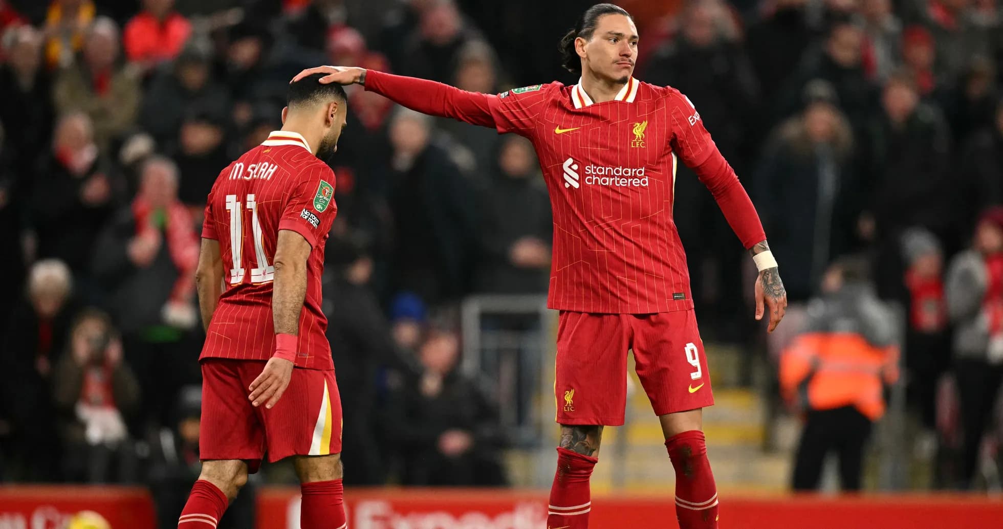 Jugadores de Liverpool en el campo tras un partido Jugadores de Liverpool en el campo tras un partido