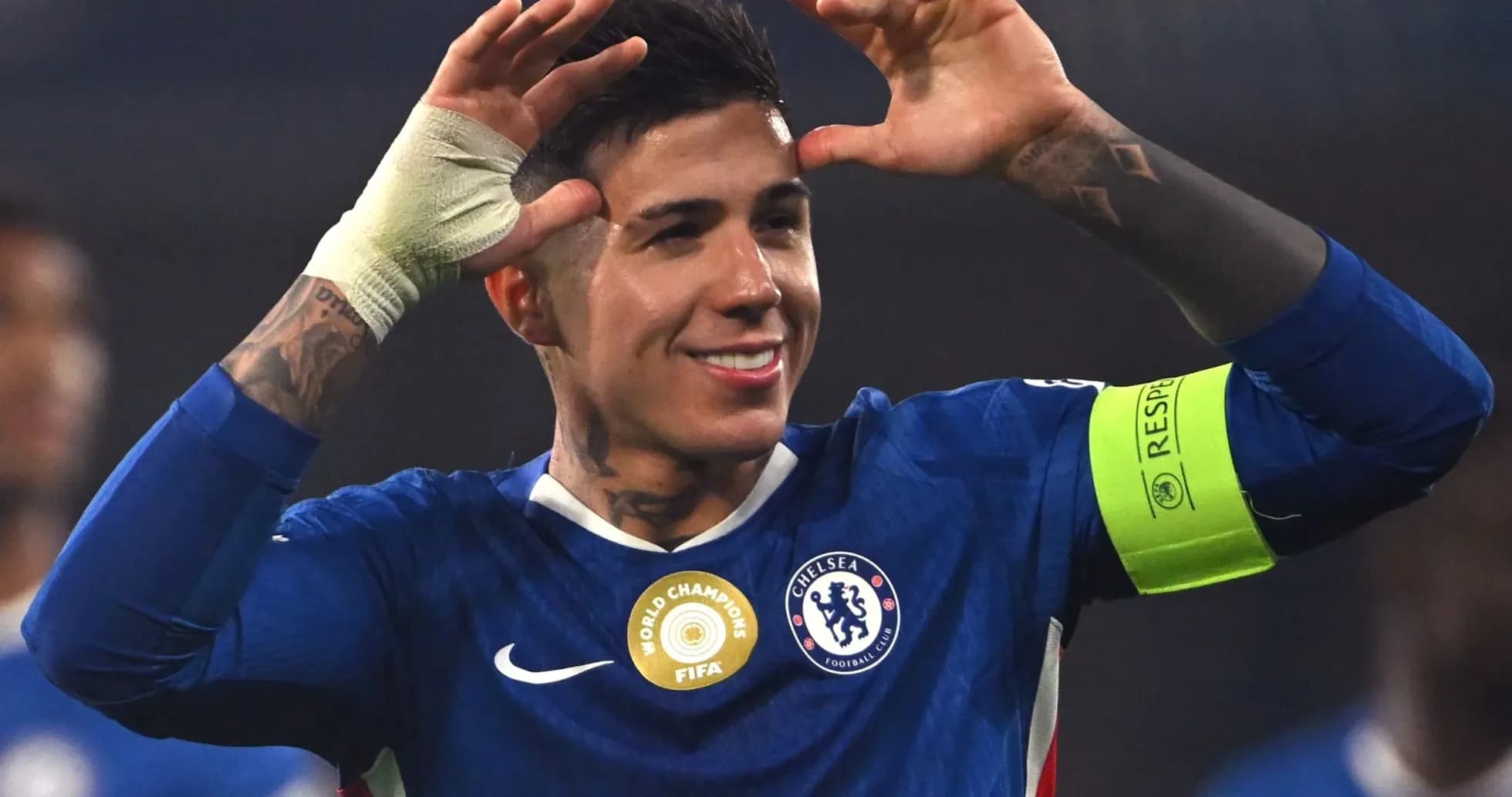 Jugador de Chelsea celebrando con gesto de victoria Jugador de Chelsea celebrando con gesto de victoria