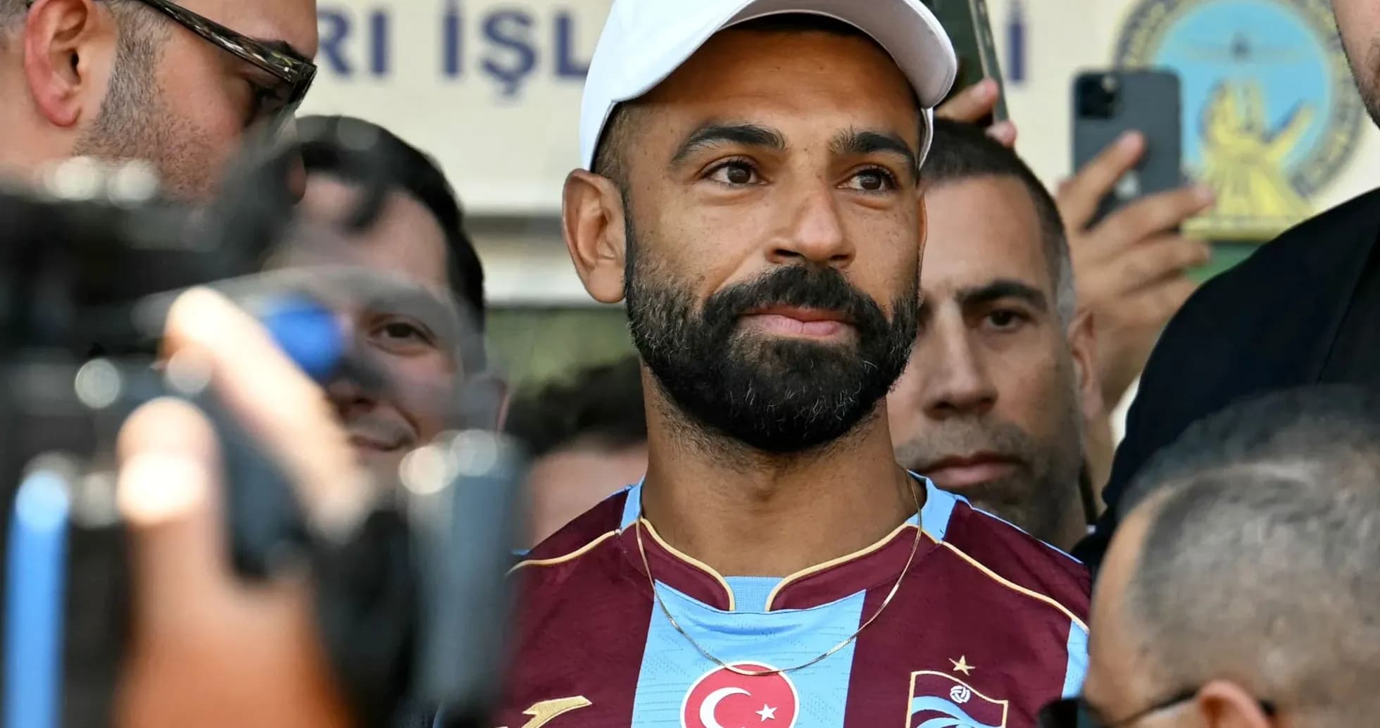 Jugador de fútbol con camiseta de Trabzonspor rodeado de gente Jugador de fútbol con camiseta de Trabzonspor rodeado de gente