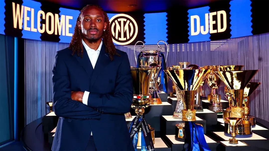 Jugador posando frente a trofeos de Inter de Milán Jugador posando frente a trofeos de Inter de Milán