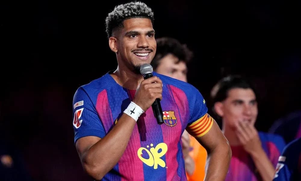 Jugador de Barcelona hablando con micrófono en evento Jugador de Barcelona hablando con micrófono en evento