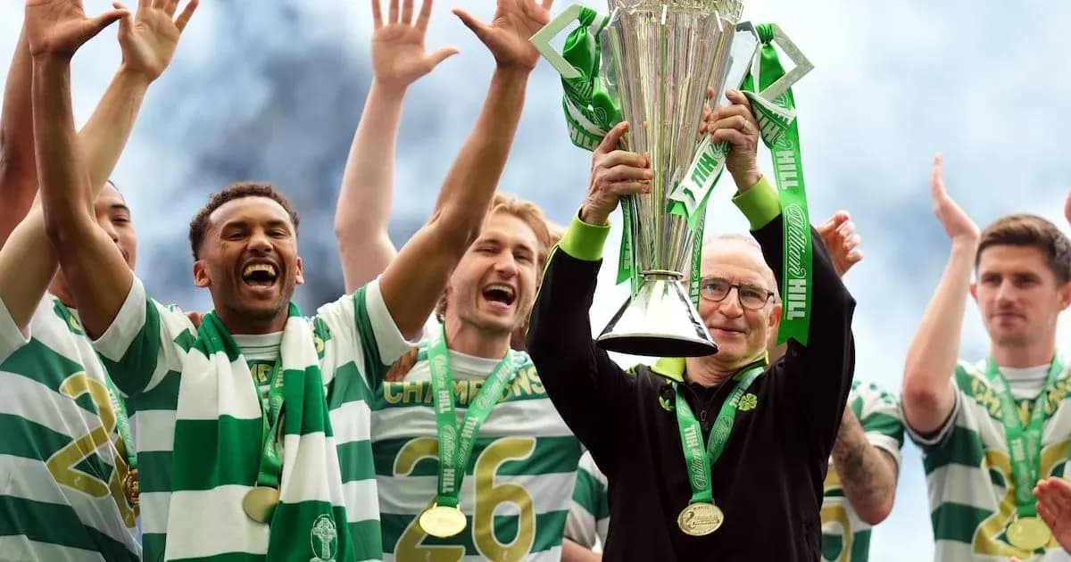 Jugadores de Celtic celebrando con trofeo de campeonato Jugadores de Celtic celebrando con trofeo de campeonato