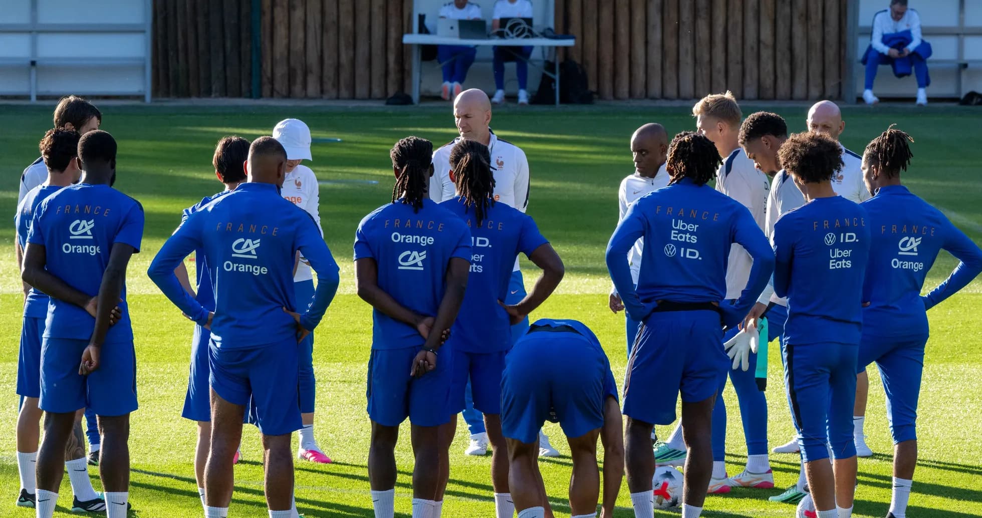 Equipo de Francia en reunión durante entrenamiento Equipo de Francia en reunión durante entrenamiento