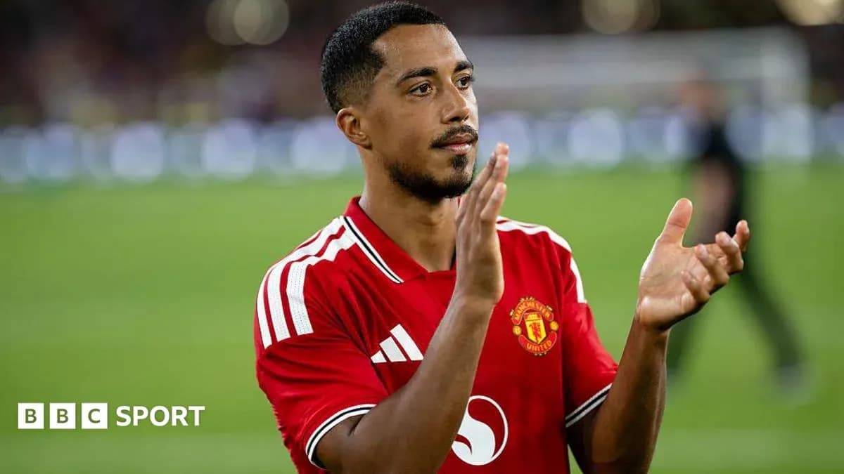 Jugador aplaudiendo con camiseta de Manchester United Jugador aplaudiendo con camiseta de Manchester United