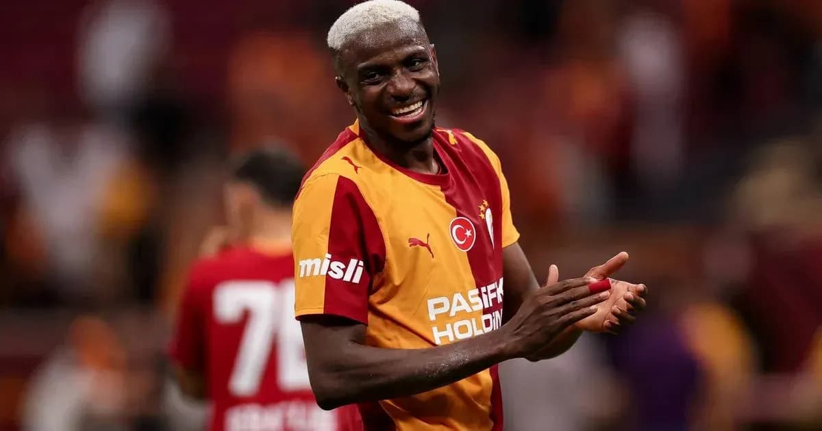 Jugador aplaudiendo con camiseta de Galatasaray Jugador aplaudiendo con camiseta de Galatasaray