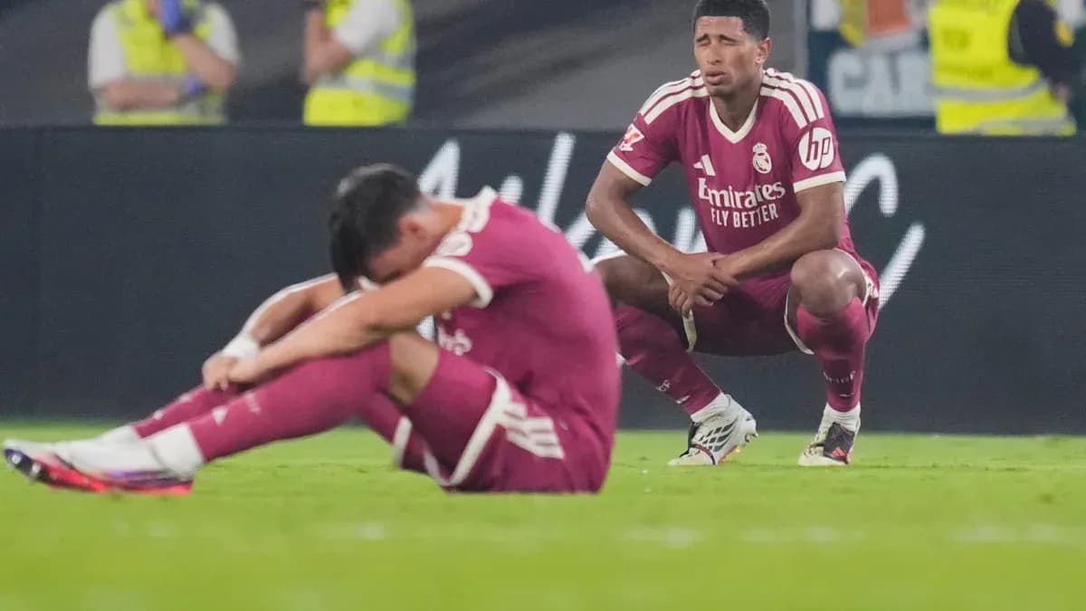 Jugadores de Real Madrid sentados tras la derrota Jugadores de Real Madrid sentados tras la derrota