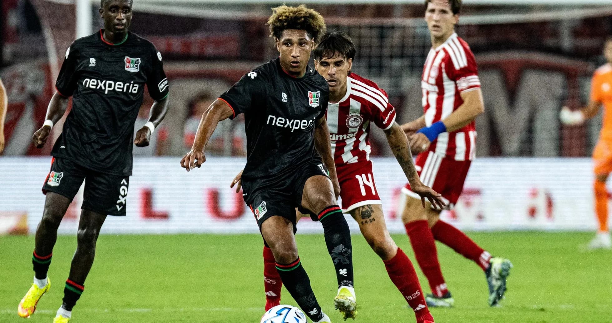 Jugador de NEC Nijmegen avanzando con el balón Jugador de NEC Nijmegen avanzando con el balón