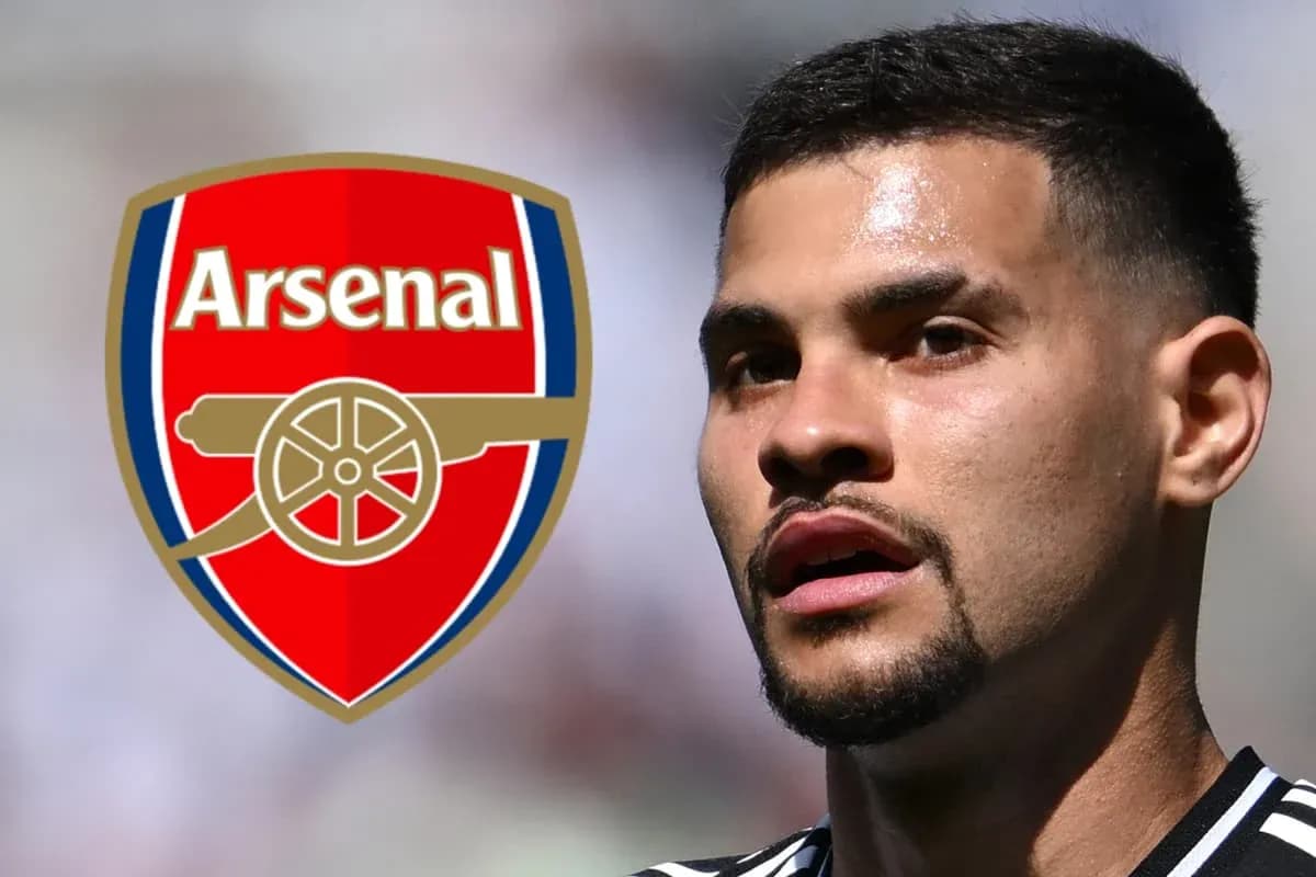 Jugador junto al escudo de Arsenal Jugador junto al escudo de Arsenal