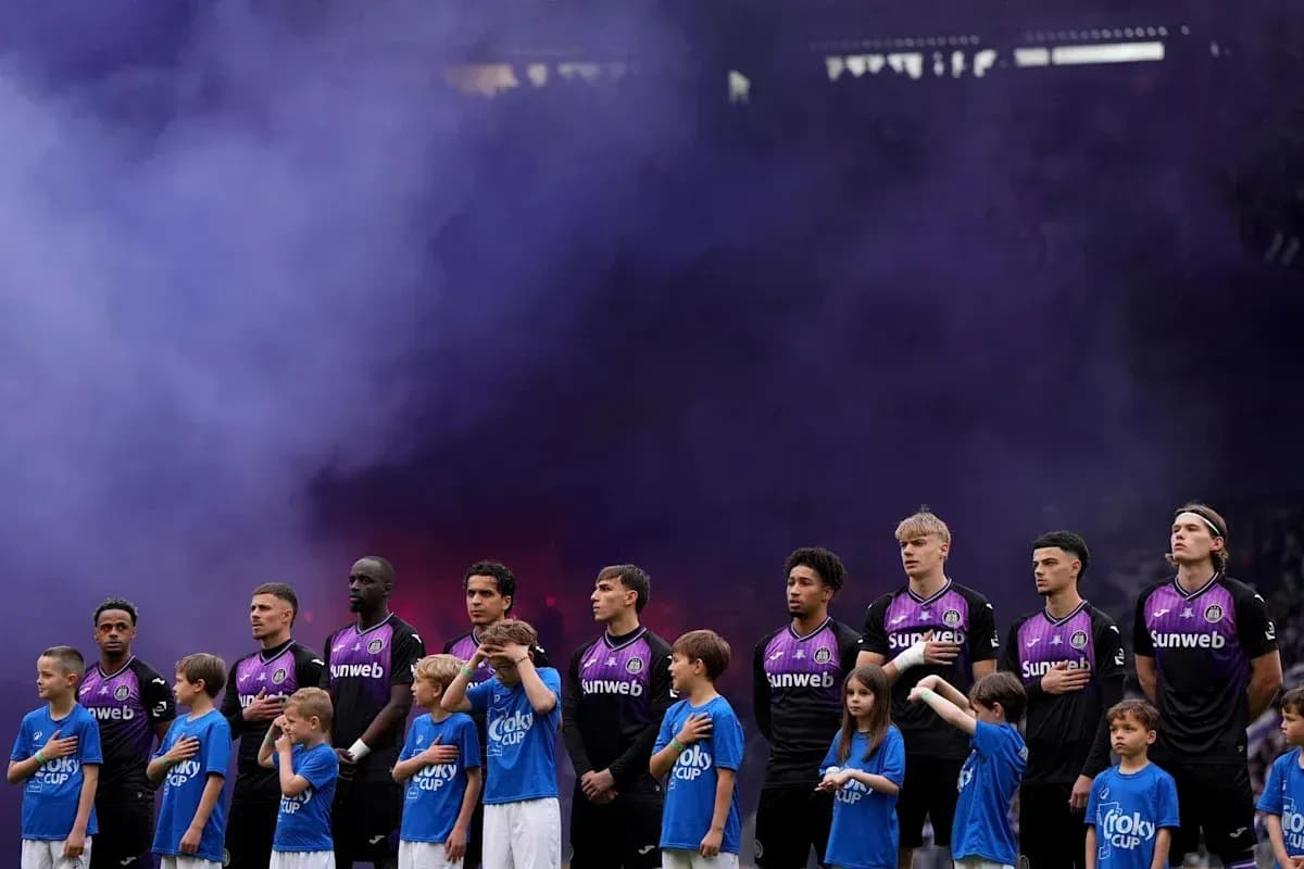 Jugadores y niños alineados antes del partido Jugadores y niños alineados antes del partido
