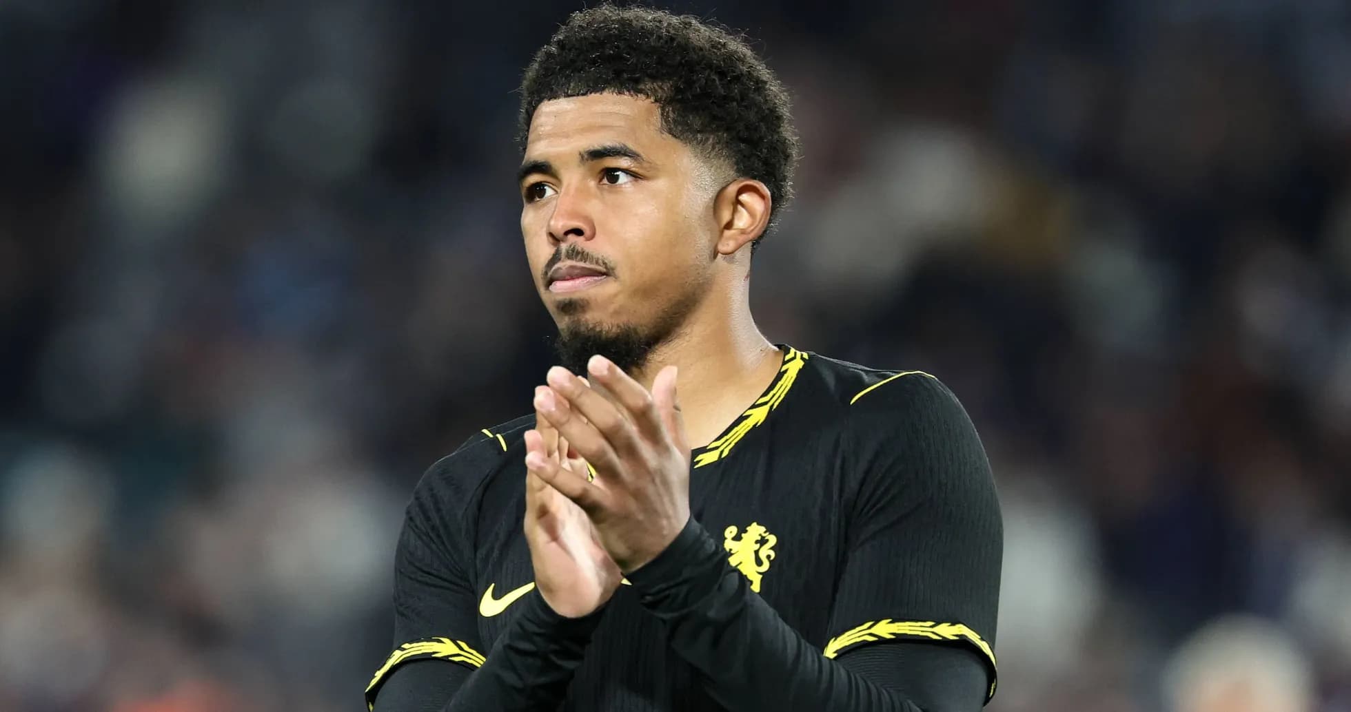 Jugador aplaudiendo después del partido en el estadio Jugador aplaudiendo después del partido en el estadio