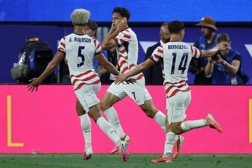 Jugadores de Estados Unidos celebrando un gol en el partido Jugadores de Estados Unidos celebrando un gol en el partido