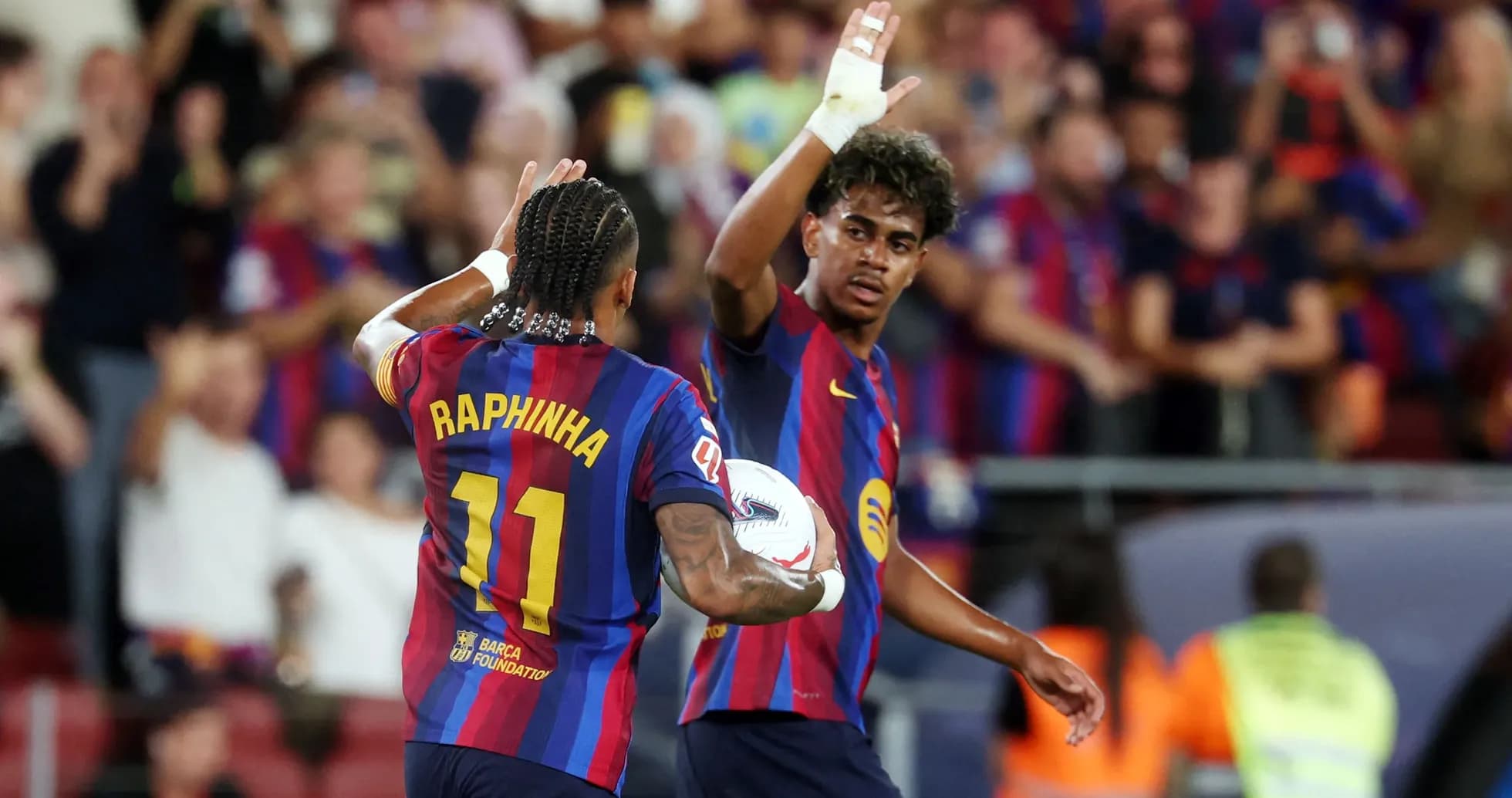 Jugadores del FC Barcelona celebrando un gol juntos Jugadores del FC Barcelona celebrando un gol juntos