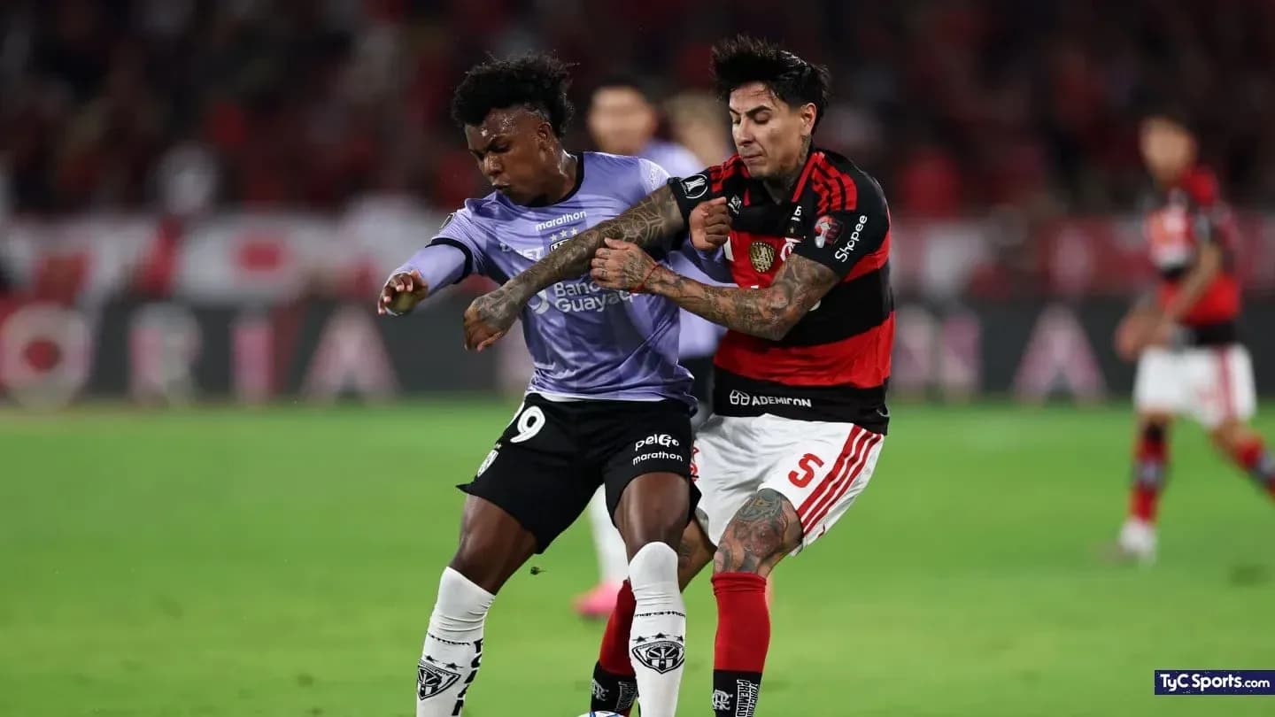 Jugadores de Flamengo e Independiente del Valle en acción Jugadores de Flamengo e Independiente del Valle en acción