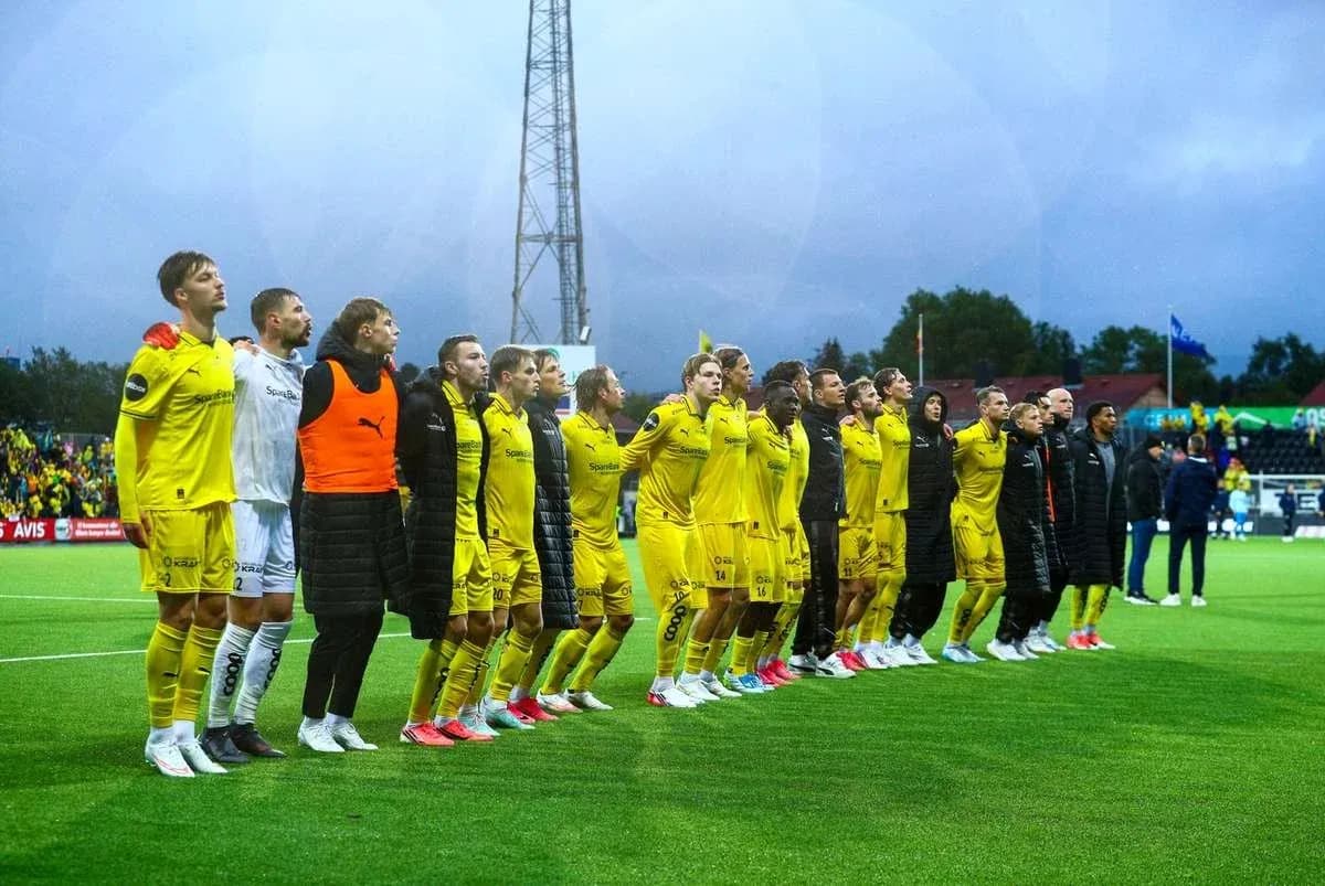 Jugadores de Bodo/Glimt alineados en el campo Jugadores de Bodo/Glimt alineados en el campo