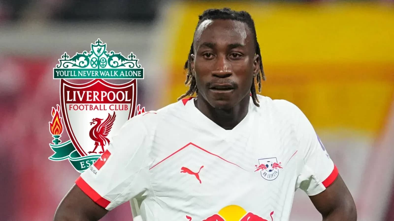 Jugador de RB Leipzig con escudo de Liverpool Jugador de RB Leipzig con escudo de Liverpool