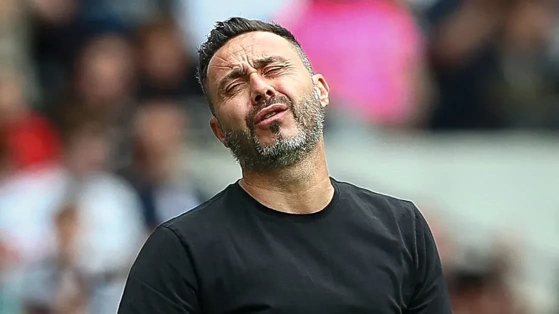 Entrenador frustrado en el banquillo durante el partido Entrenador frustrado en el banquillo durante el partido