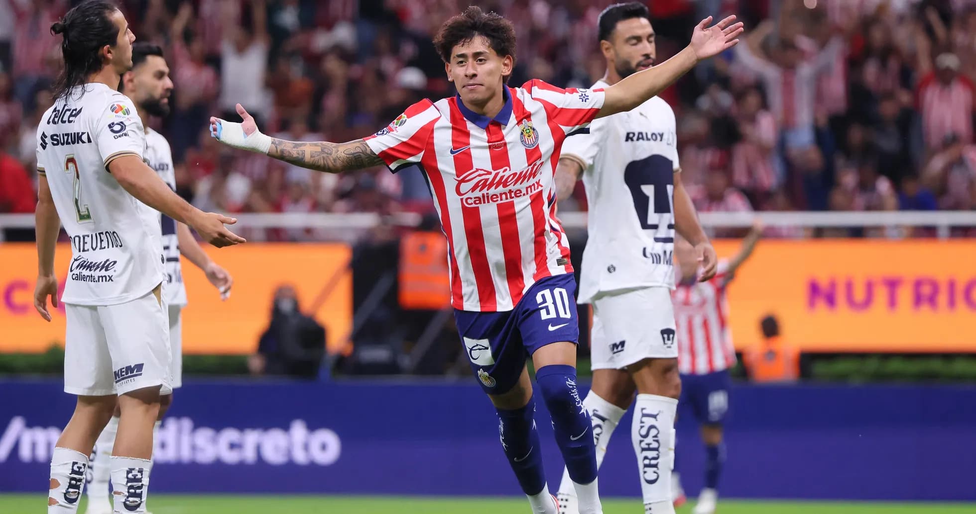 Jugador de Chivas celebra un gol contra Pumas Jugador de Chivas celebra un gol contra Pumas