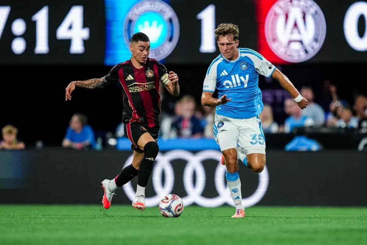 Jugadores de Atlanta United y Charlotte compiten por el balón Jugadores de Atlanta United y Charlotte compiten por el balón