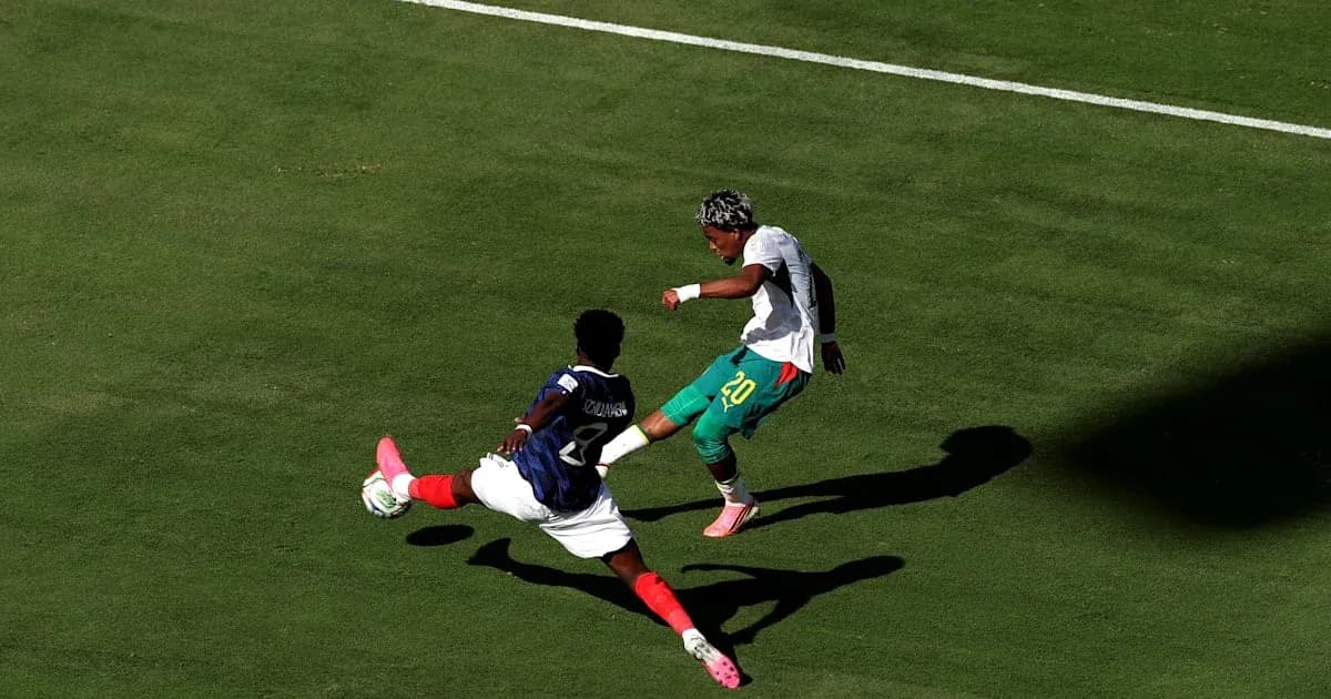 Jugador esquivando a oponente en el campo de fútbol Jugador esquivando a oponente en el campo de fútbol