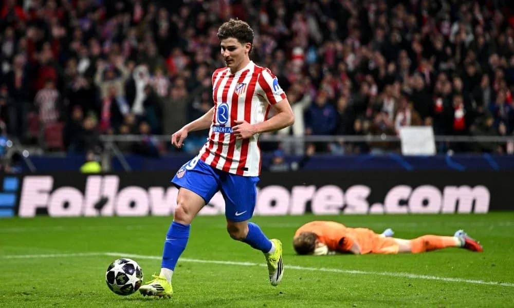 Jugador de Atlético de Madrid celebrando un gol Jugador de Atlético de Madrid celebrando un gol