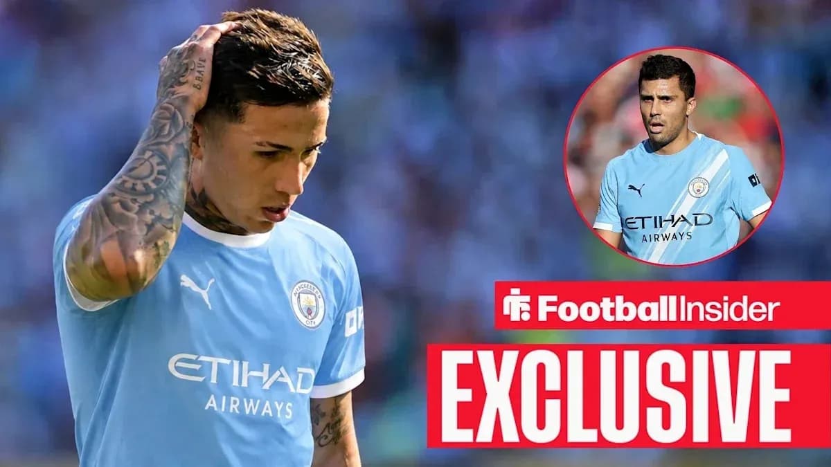 Jugador de Manchester City con gesto pensativo en el campo Jugador de Manchester City con gesto pensativo en el campo