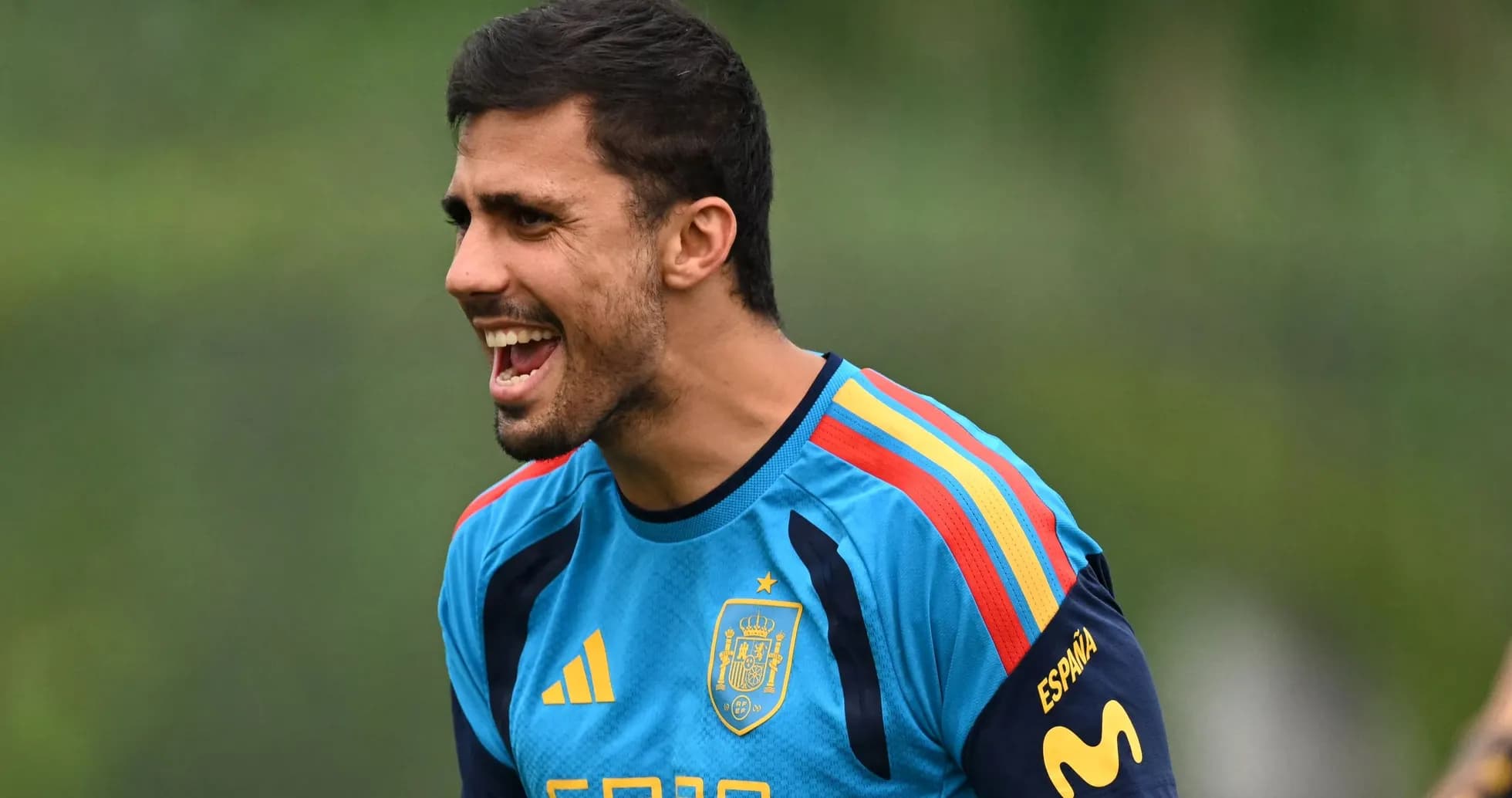 Jugador de España entrenando y gritando en el campo Jugador de España entrenando y gritando en el campo