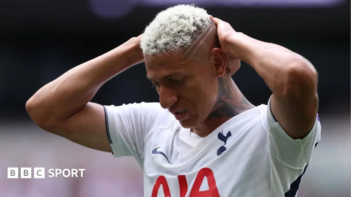 Jugador de Tottenham con manos en la cabeza Jugador de Tottenham con manos en la cabeza