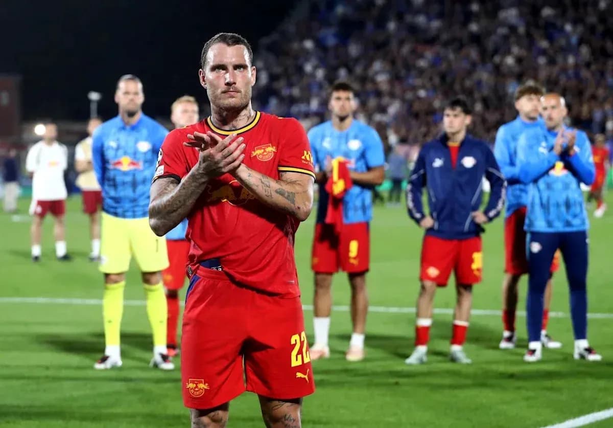 Jugador aplaudiendo con equipo en el fondo Jugador aplaudiendo con equipo en el fondo