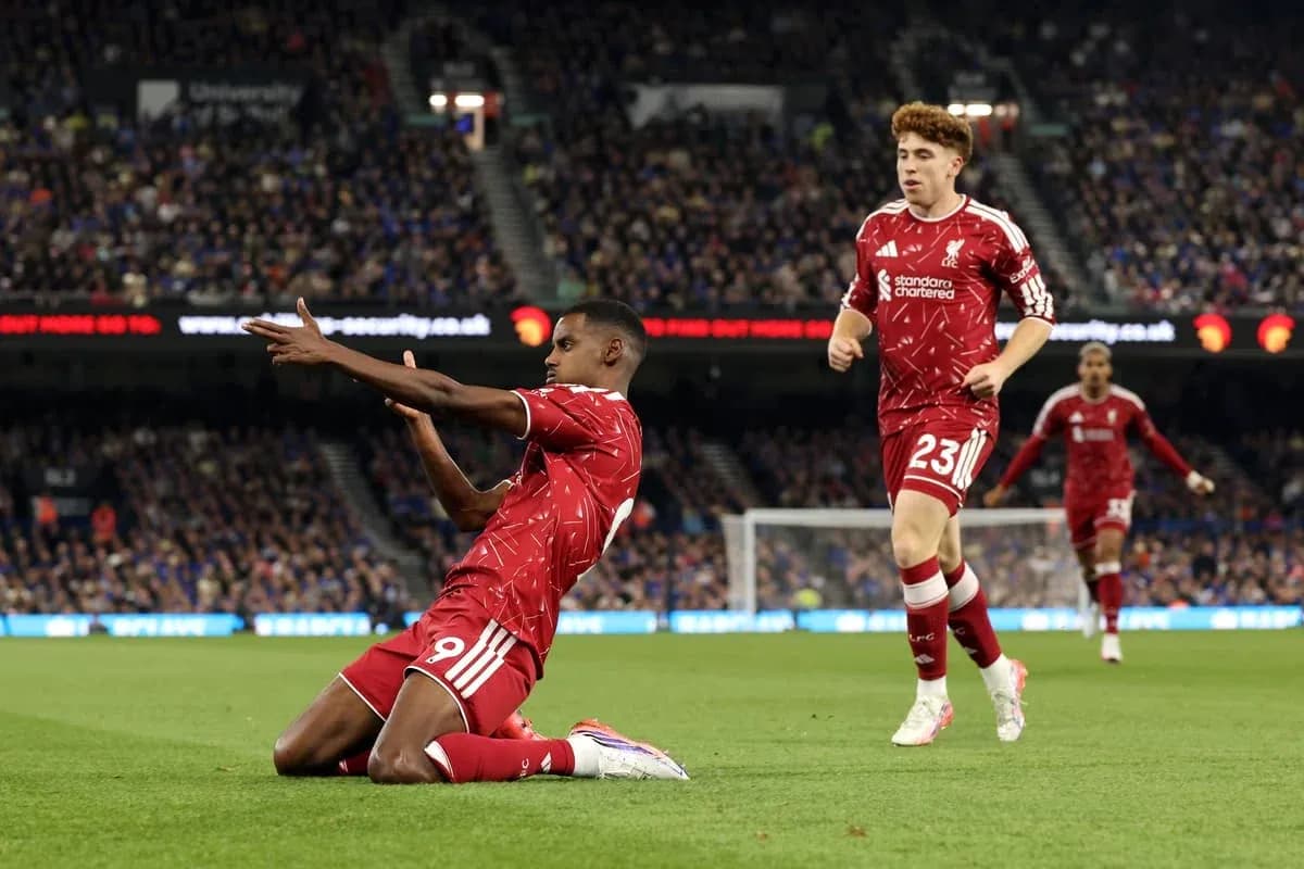 Jugadores de Liverpool en acción durante el partido Jugadores de Liverpool en acción durante el partido