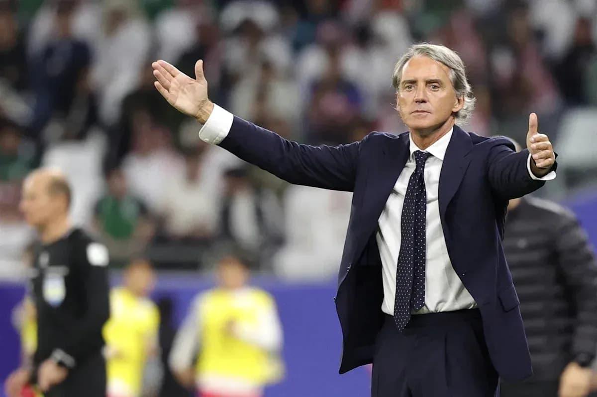Entrenador gesticulando durante un partido de fútbol Entrenador gesticulando durante un partido de fútbol