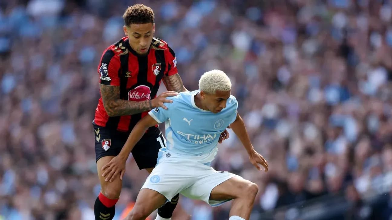 Jugador de Bournemouth presionando a jugador de Manchester City Jugador de Bournemouth presionando a jugador de Manchester City