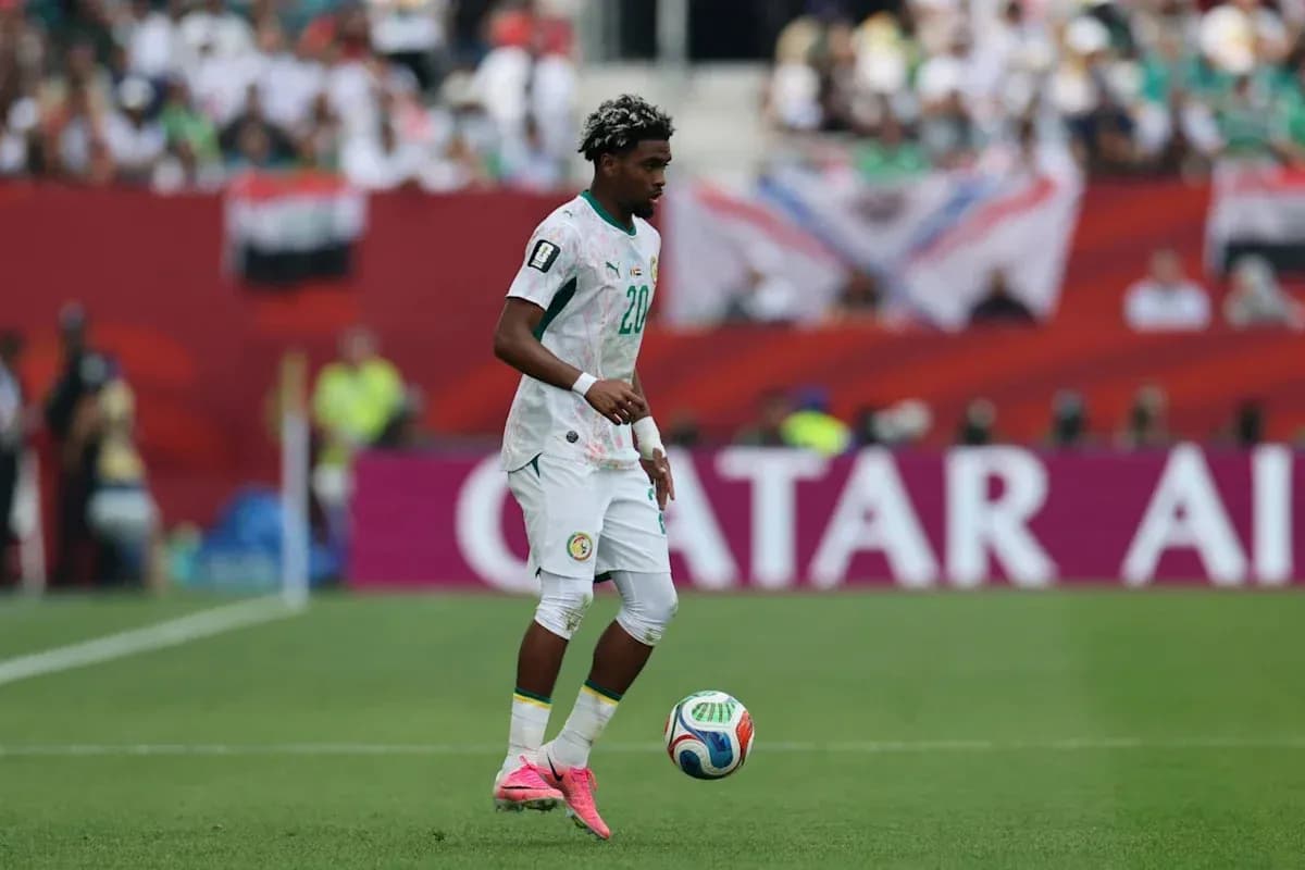 Jugador de Senegal controlando el balón en el campo Jugador de Senegal controlando el balón en el campo