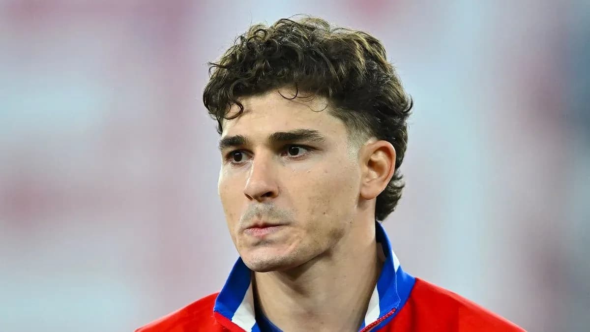 Jugador con camiseta roja, mirando hacia adelante Jugador con camiseta roja, mirando hacia adelante