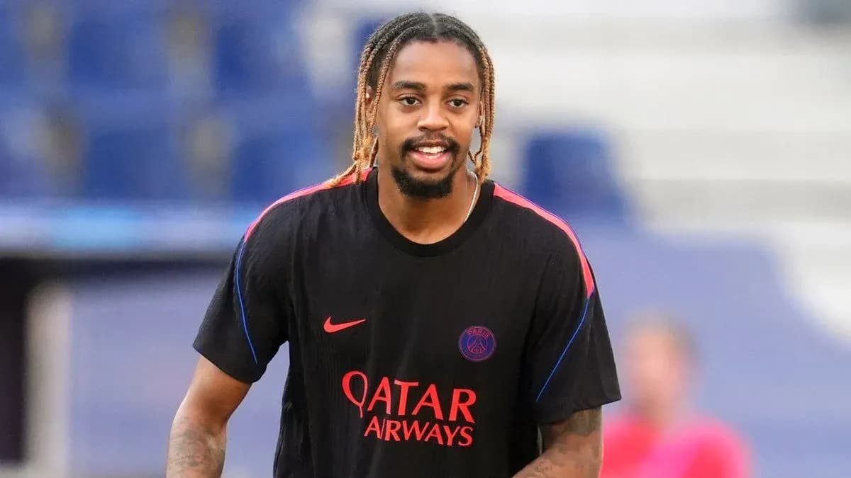 Jugador de PSG calentando antes del partido Jugador de PSG calentando antes del partido