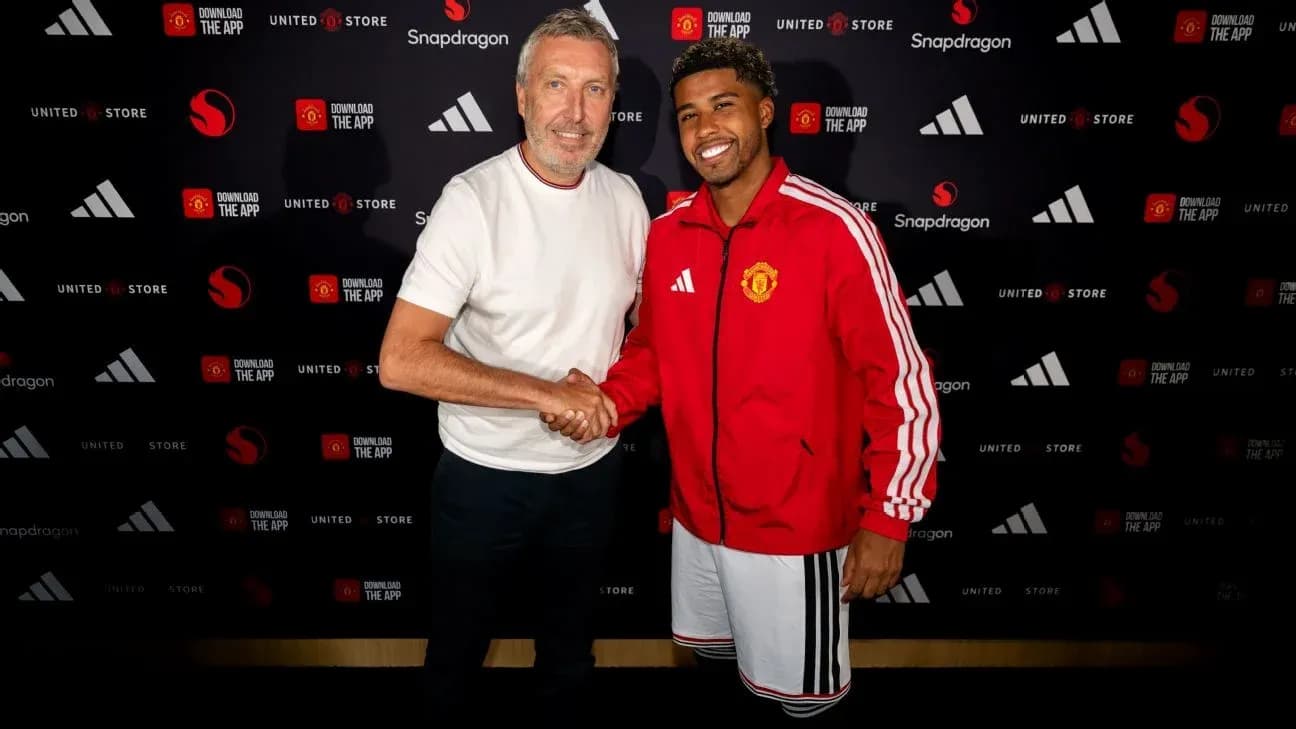 Jugador de Manchester United estrechando manos con representante Jugador de Manchester United estrechando manos con representante