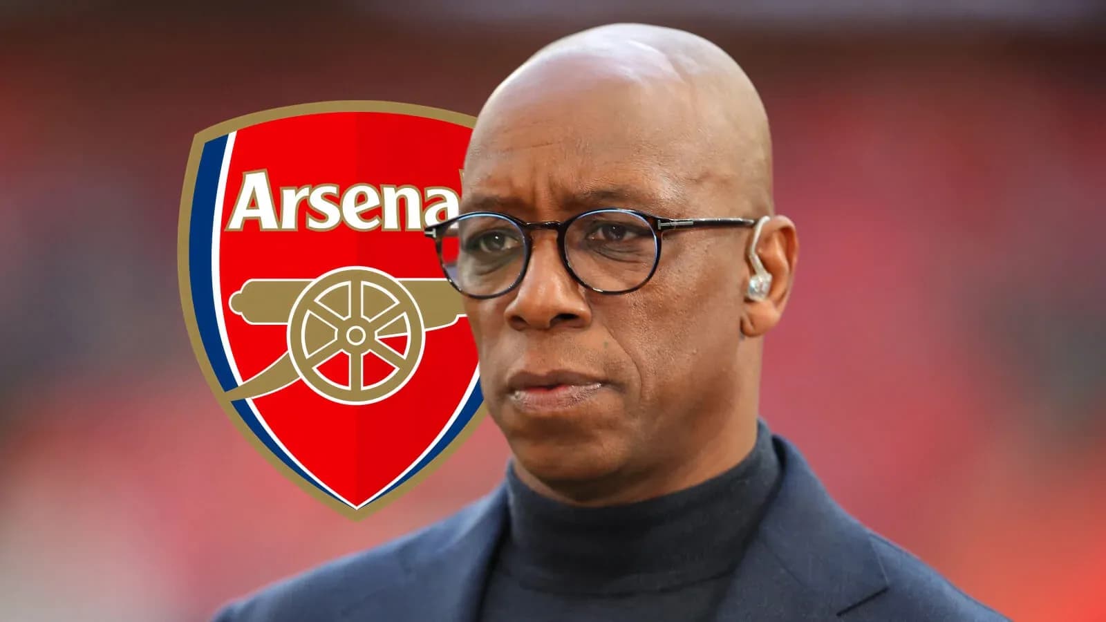 Hombre con gafas frente al logo de Arsenal Hombre con gafas frente al logo de Arsenal