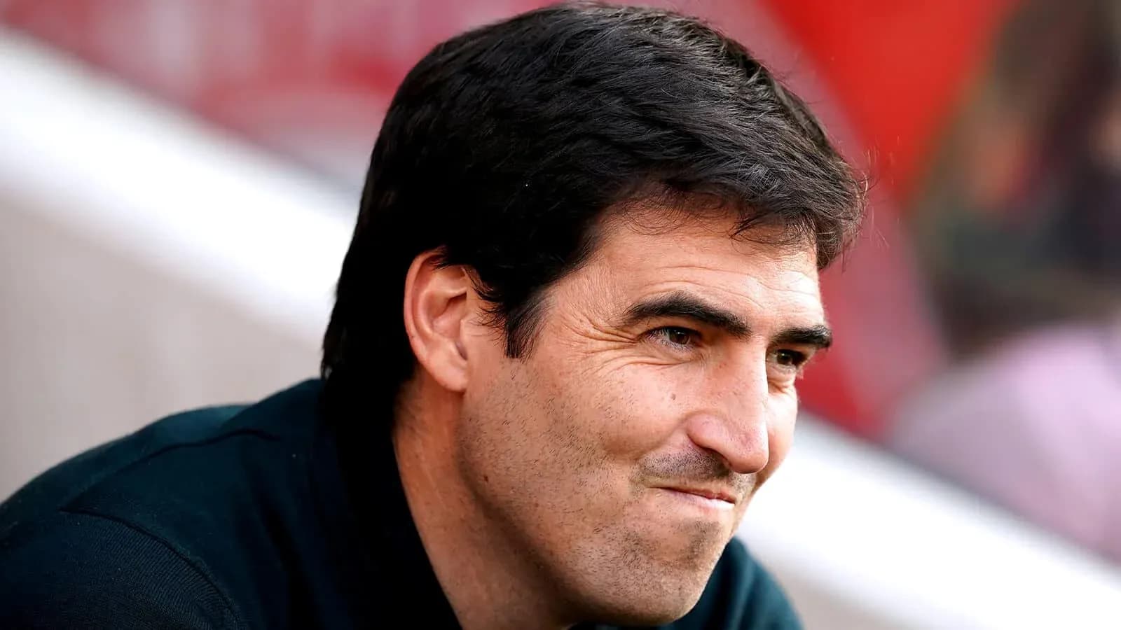 Entrenador en el banquillo durante el partido Entrenador en el banquillo durante el partido