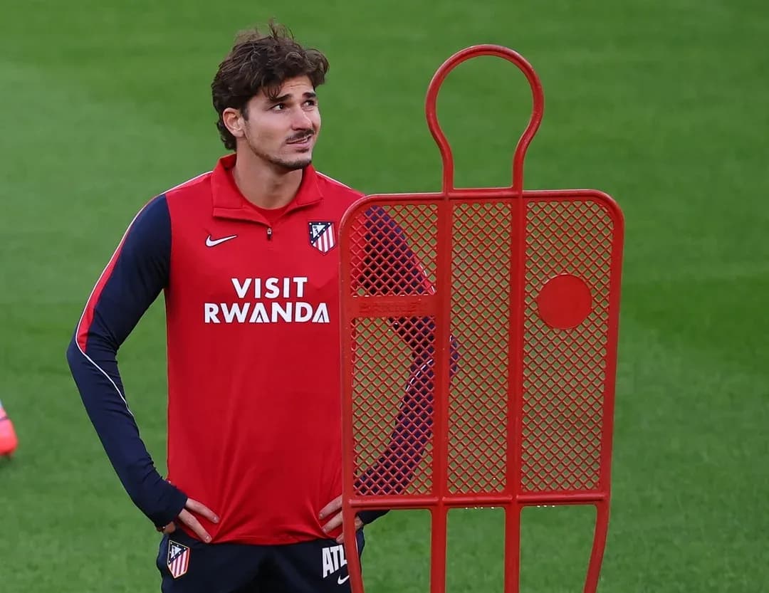 Jugador de Atlético de Madrid en entrenamiento junto a un muñeco Jugador de Atlético de Madrid en entrenamiento junto a un muñeco