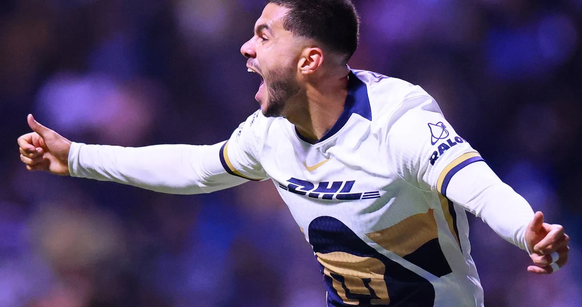 Jugador de Pumas celebrando un gol Jugador de Pumas celebrando un gol