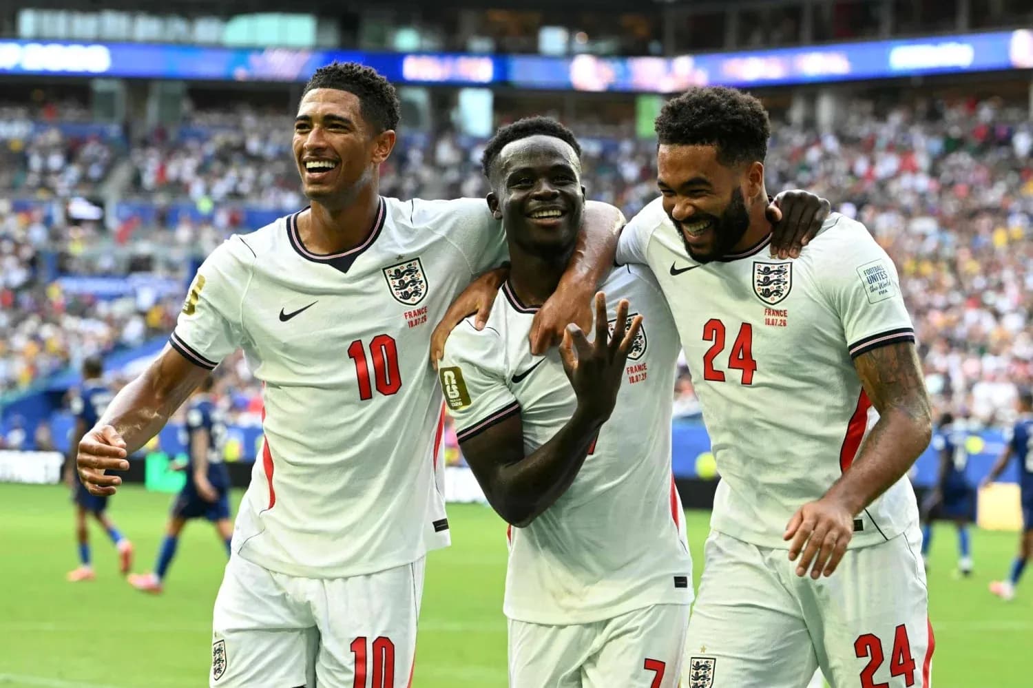 Tres jugadores de Inglaterra celebrando un gol Tres jugadores de Inglaterra celebrando un gol