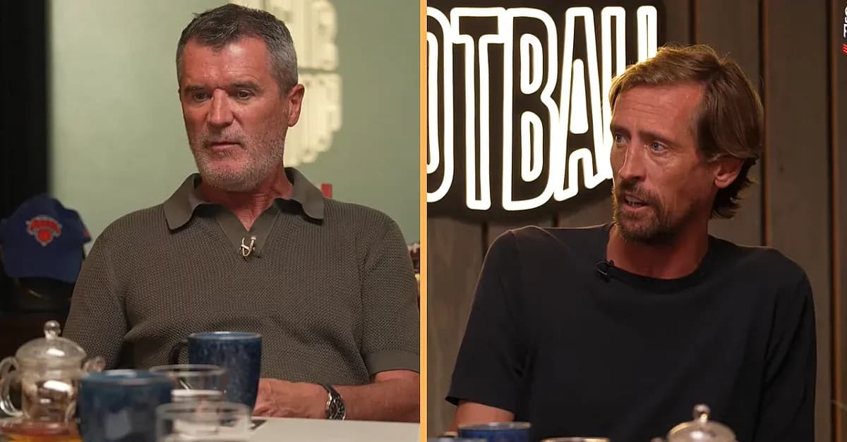 Dos hombres conversando en un programa de fútbol Dos hombres conversando en un programa de fútbol
